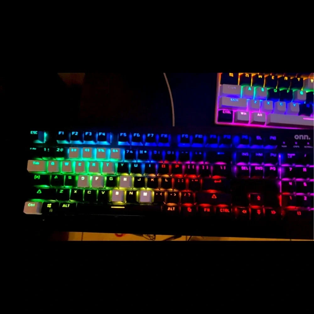 Im selling this keyboard its in great condition, has blue switches.